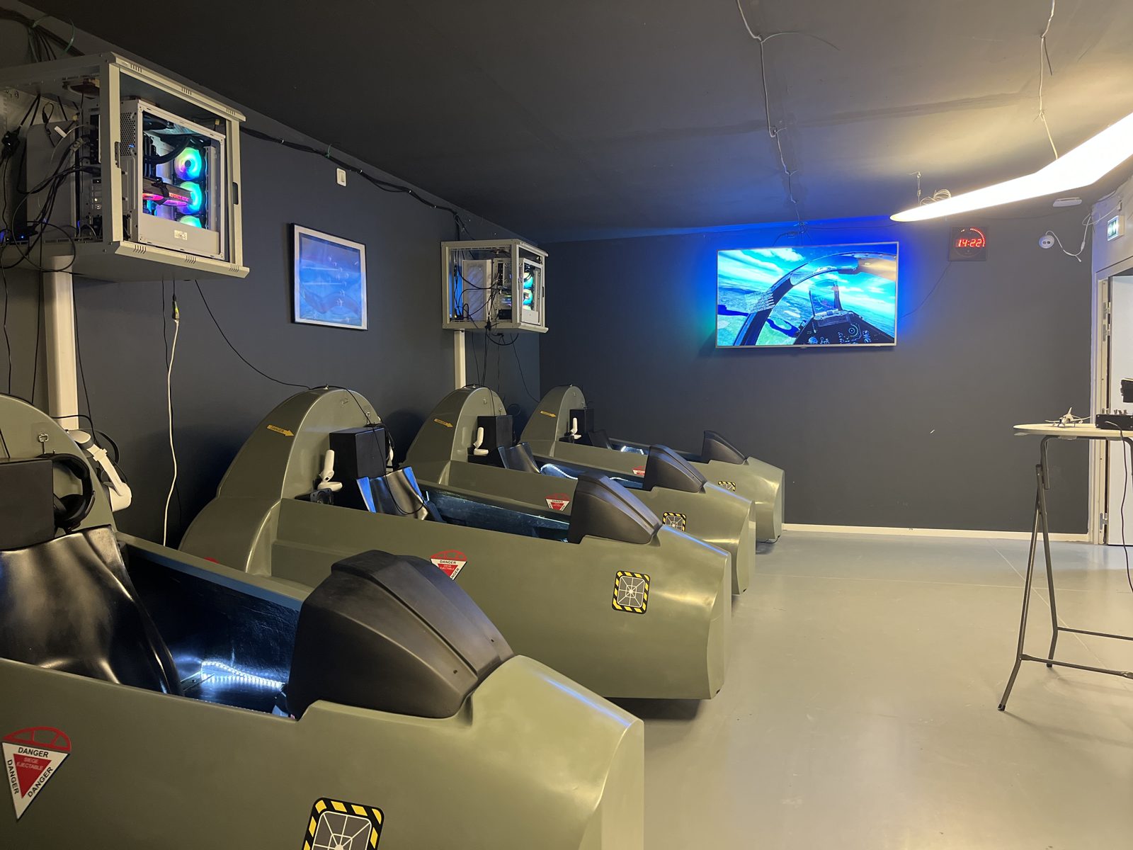 Rangée de simulateurs Mirage 2000 chez Team Square